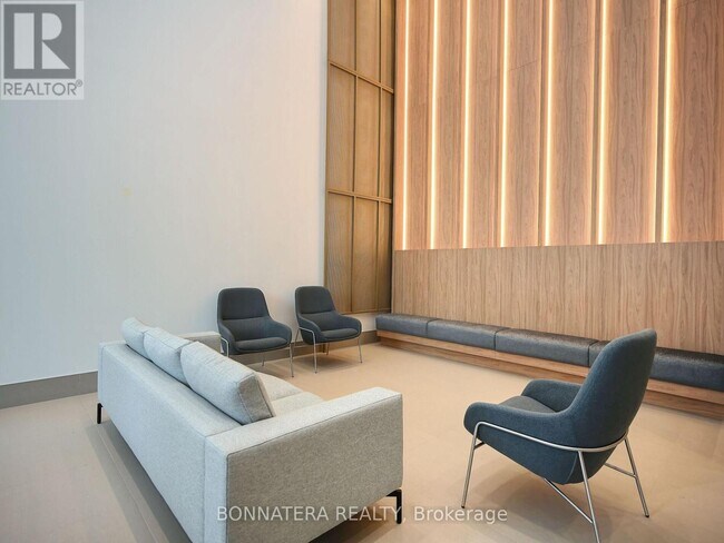 Photo du bâtiment - 430-2430 Square One Dr