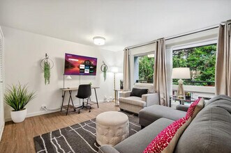 Building Photo - 520 Bellevue Way SE