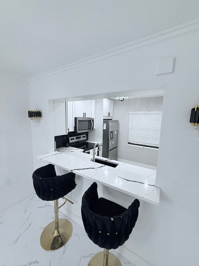 Building Photo - 140 S Cypress Rd