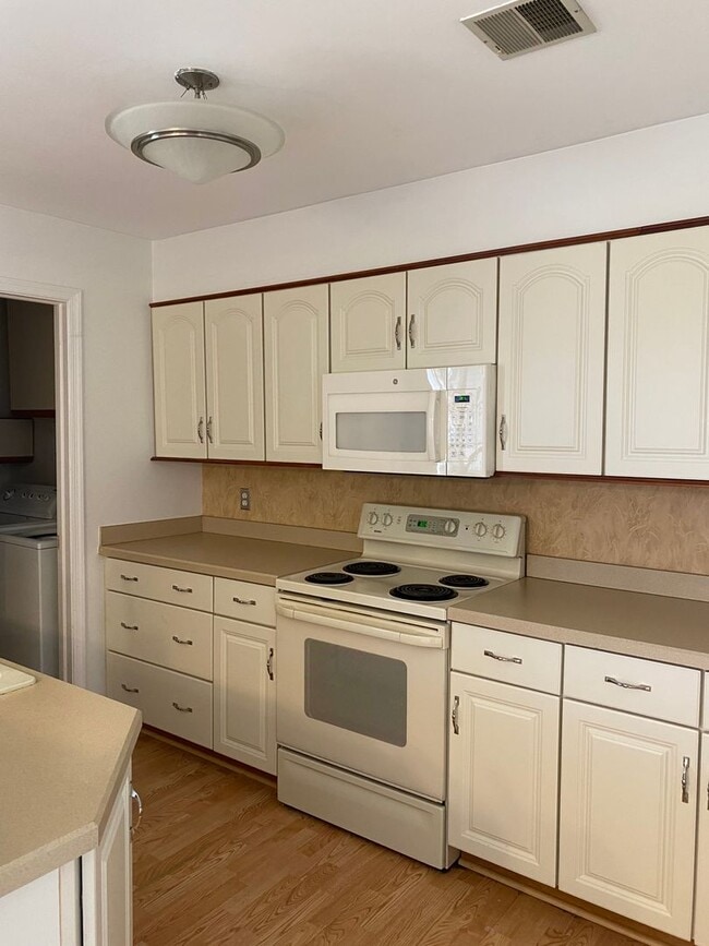 Great ‘Seven Oaks’ Condo - Great ‘Seven Oaks’ Condo