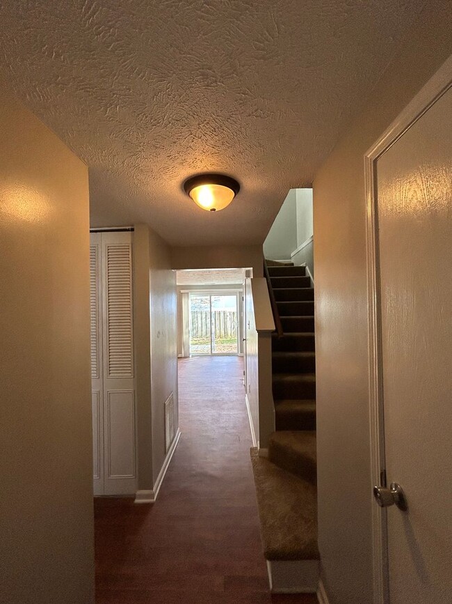 Building Photo - Convenient West-End Townhome