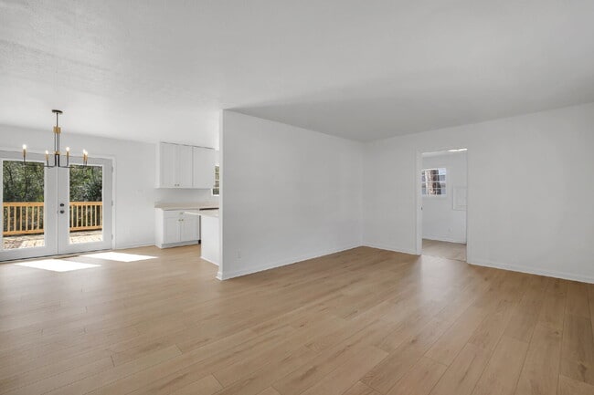 Foto del edificio - Freshly Remodeled 4 Bedroom 2 Bathroom Single Family Home.