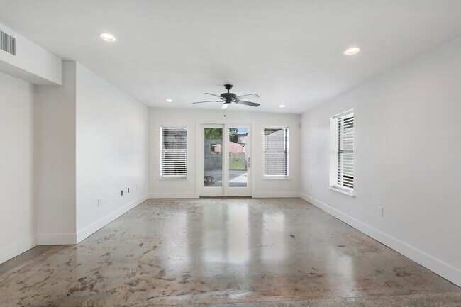 Building Photo - 7423 Prytania St