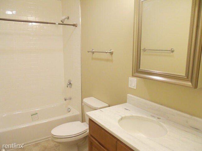 Building Photo - 3 br, 2 bath Apartment - 3225 N Sheffield Ave