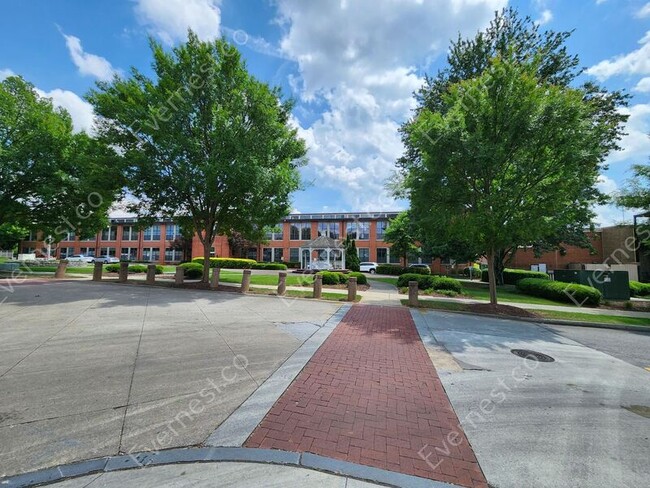 Building Photo - 1261 Caroline St NE