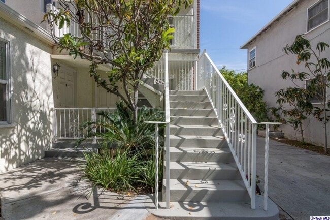Building Photo - 771 E Doran St