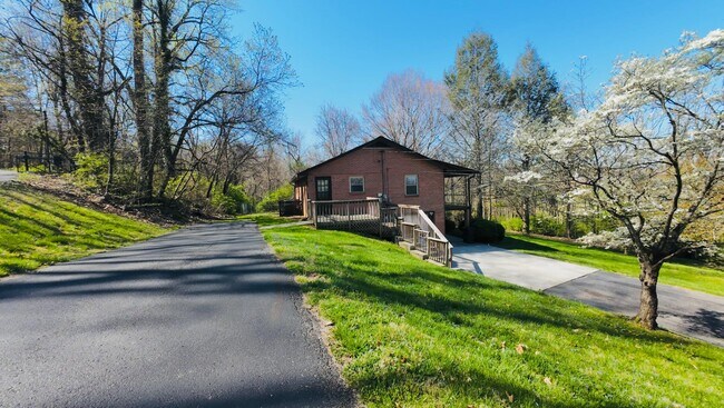 Foto del edificio - 494 Old Jonesboro Rd