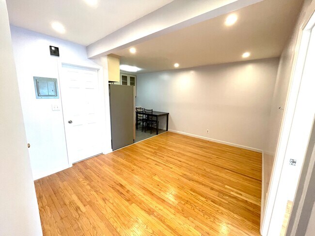 Building Photo - 3728 Judah St