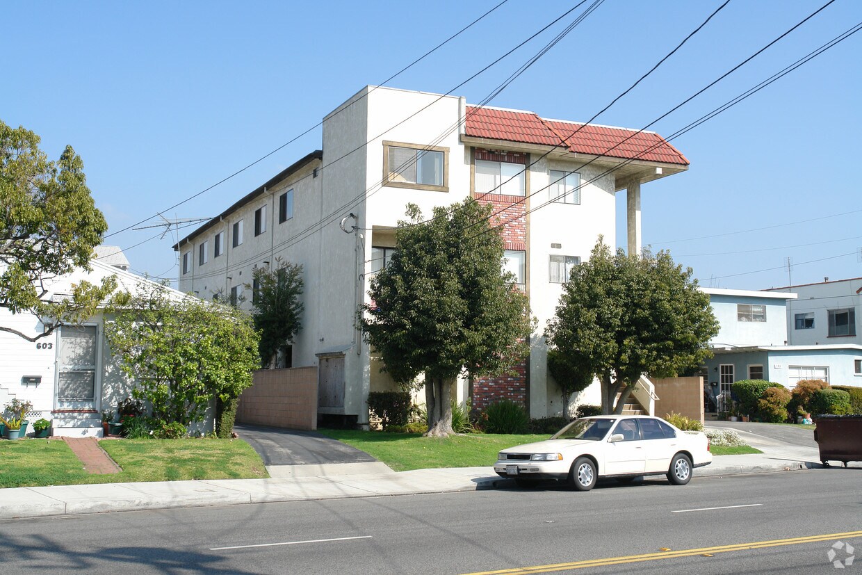 Building Photo - 611 E Chevy Chase
