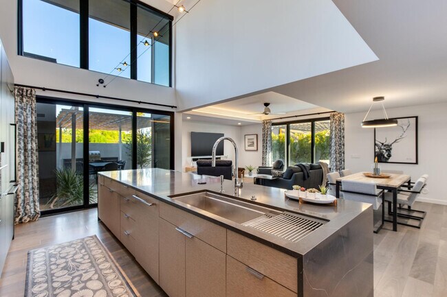 Foto del edificio - 1341 E Pomelo Grove Ln