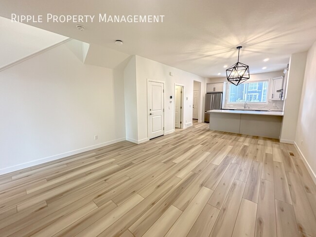 Photo du bâtiment - FIRST MONTH FREE! INCREDIBLE 4 BEDS/3 BATH...