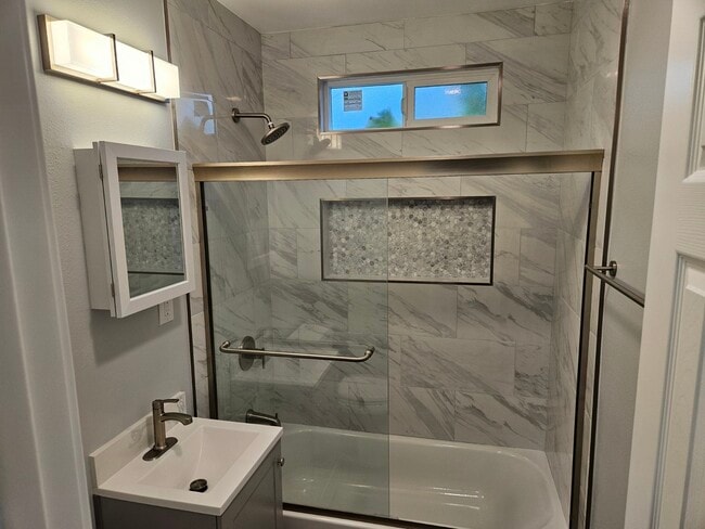 Foto del edificio - 3440 E 67th St