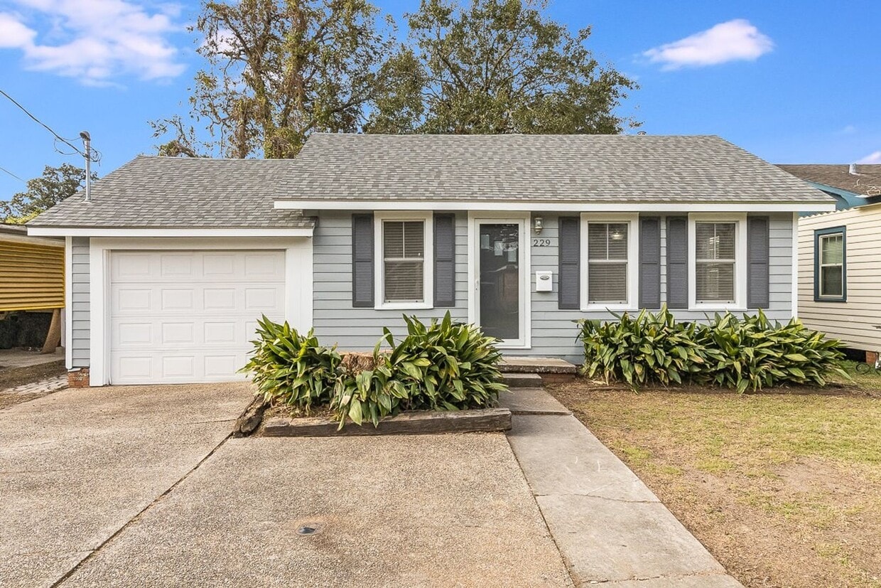 Primary Photo - Great Cottage Style House in the Saint Str...