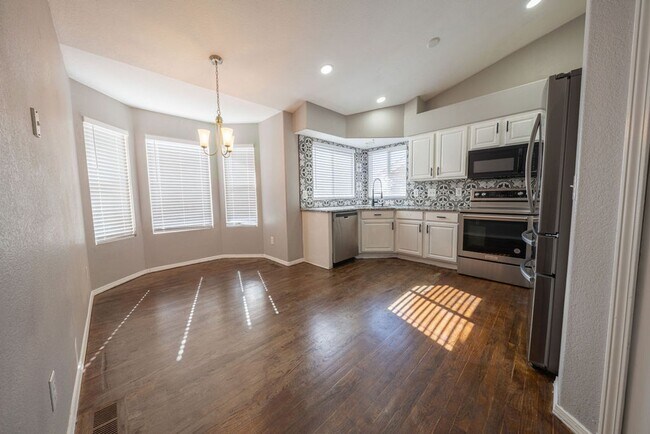 Foto del edificio - Stunning 4-bedroom, 3-bathroom home near Ft Carson!