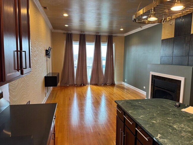 Foto del edificio - Luxurious, Galewood Penthouse Condo 3BR/2BA
