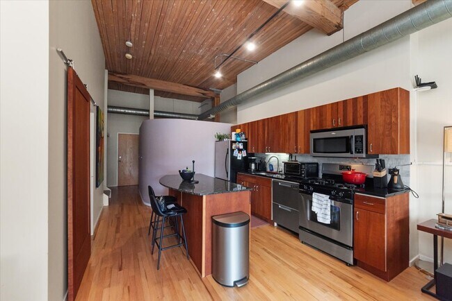 Foto del edificio - 2333 W Saint Paul Ave