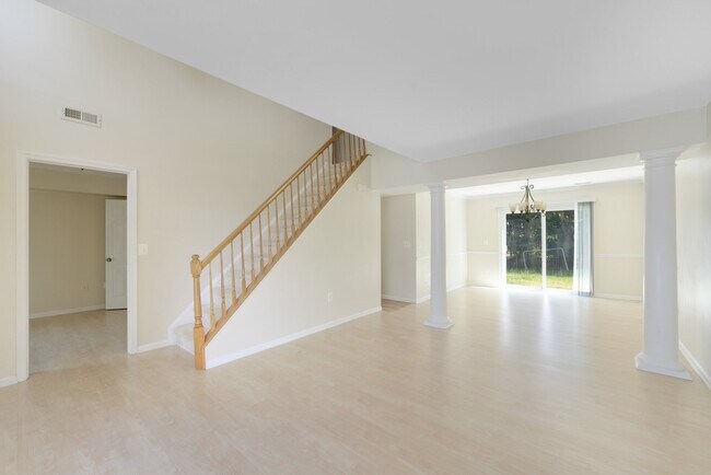 Foto del edificio - 6119 Oaklawn Ln
