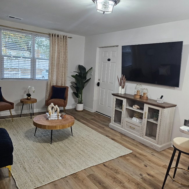 Building Photo - 822 S Kilbourne Rd