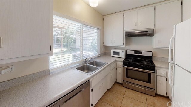 Building Photo - 5050 Pearblossom Dr