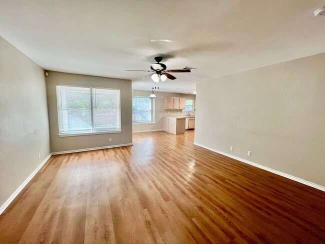 Foto del edificio - *COMING SOON* Pet-Friendly 3BD/2.5BA with Bonus Loft, Deck & Garden Tub – Near Tezel Rd!