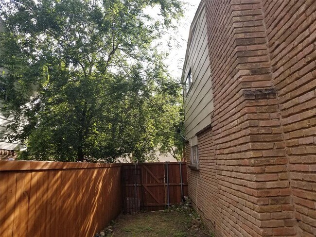 Building Photo - 127 N Cottonwood Dr