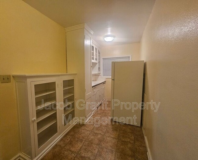 Building Photo - 676 Memorial Dr