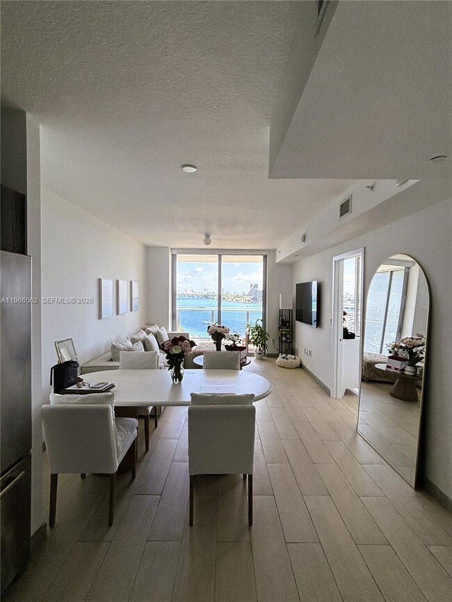 Foto del edificio - 488 NE 18th St