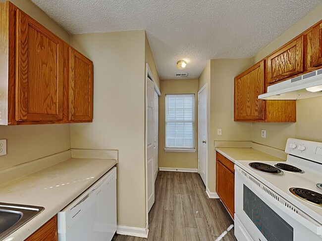 Get 1/2 OFF RENT!* 3BR/2BA  with lots of n... - 4