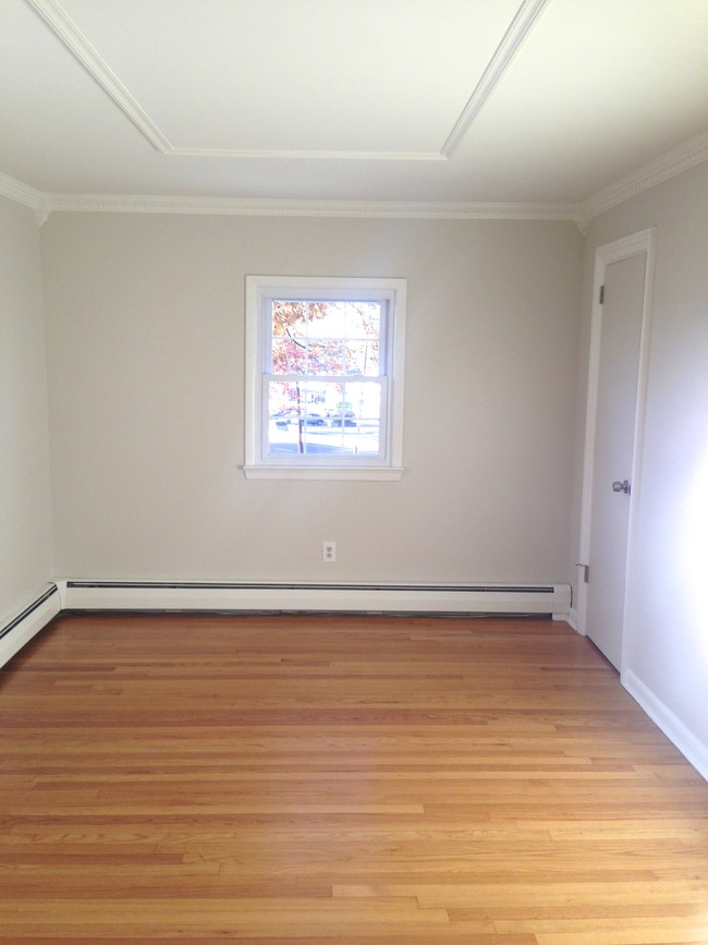 Building Photo - 304 9th St