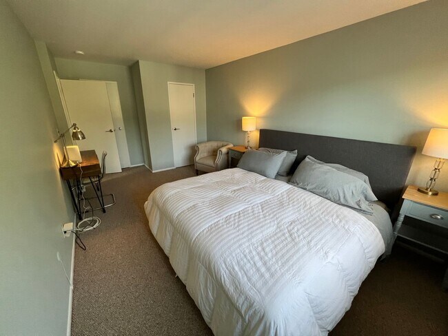 Foto del edificio - Gigantic FURNISHED Two Bedroom/w 2 off str...