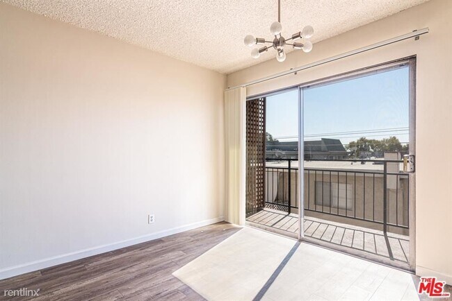 Foto del edificio - 2 br, 2 bath House - 7548 Hampton Ave Apt 305