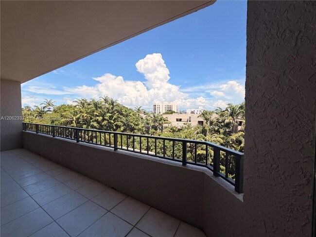 Foto del edificio - 151 Crandon Blvd