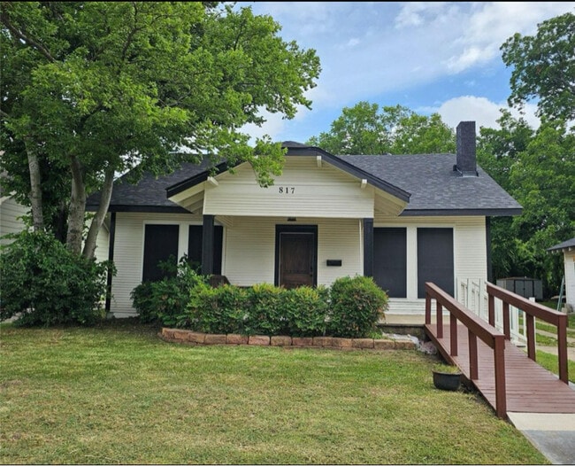 Building Photo - 817 W Fischer St