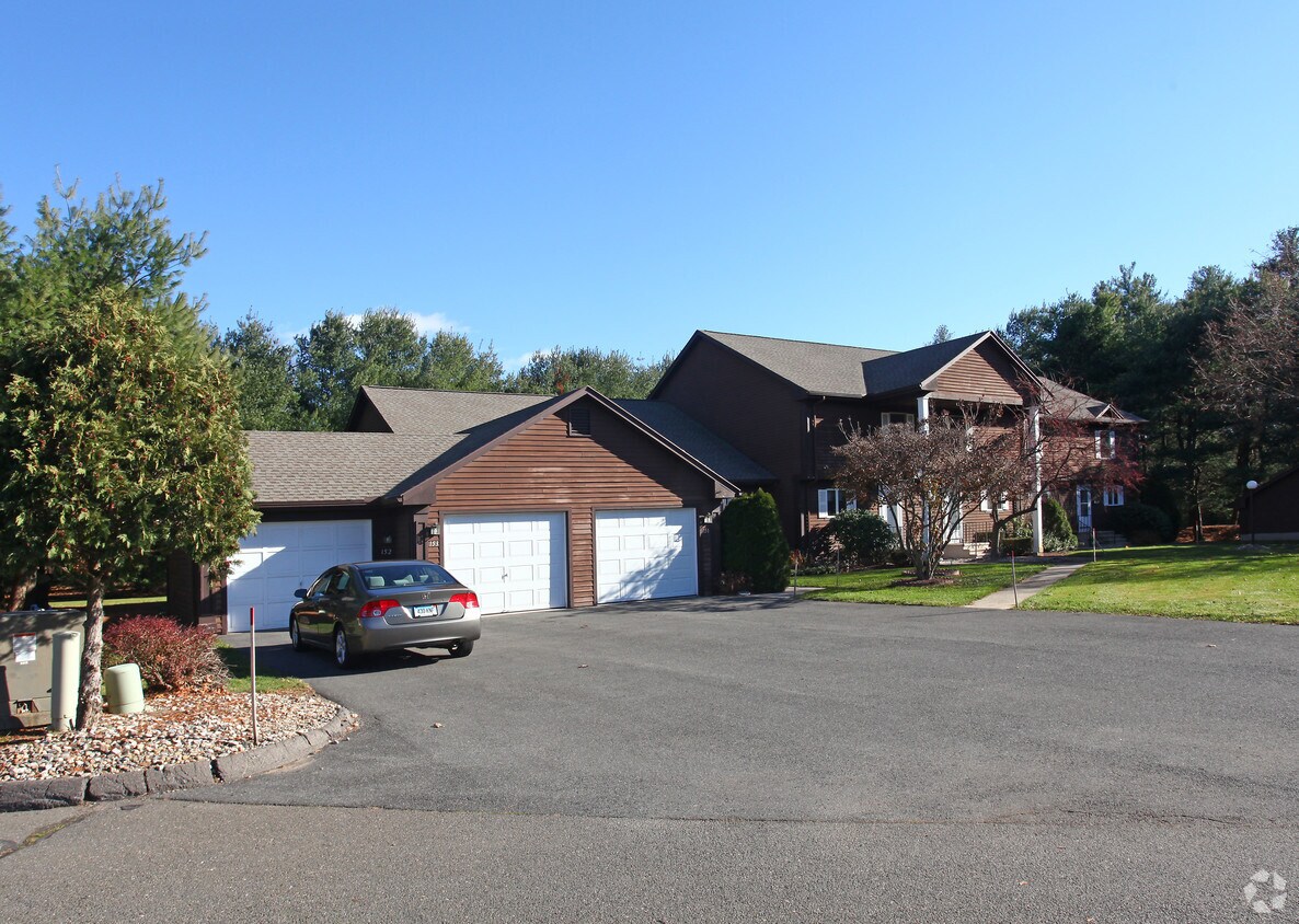 Candlewood Village Apartments in Enfield, CT