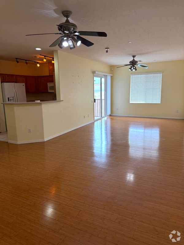 Building Photo - 6868 Sky Pointe Dr