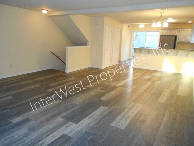 Foto del edificio - Beautiful Townhouse in Sellwood! Wood Floo...