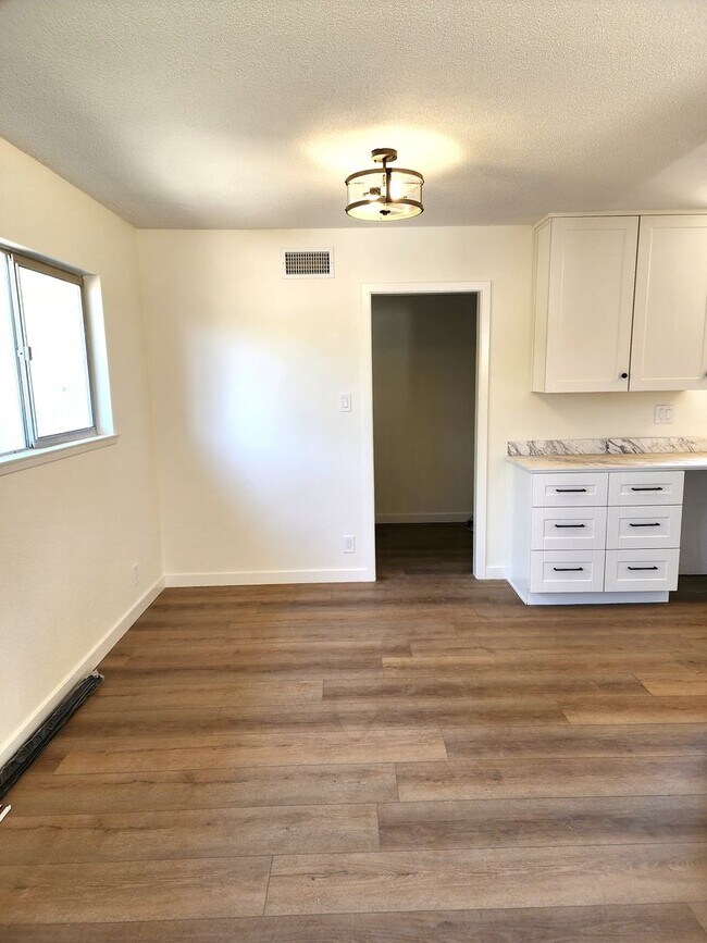 Building Photo - Single level home with big yard! Laguna La...