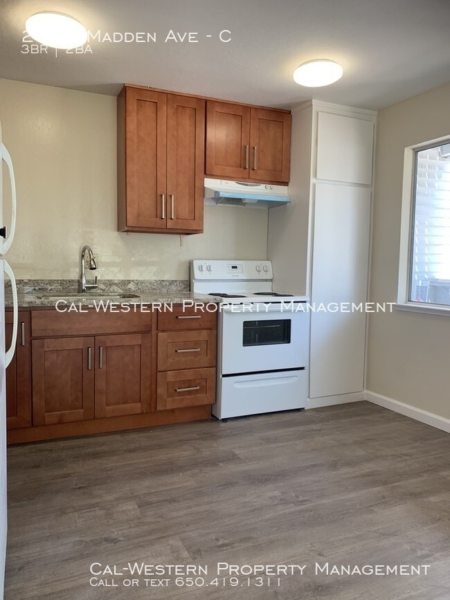 Building Photo - 3 Bedrooms under $2700