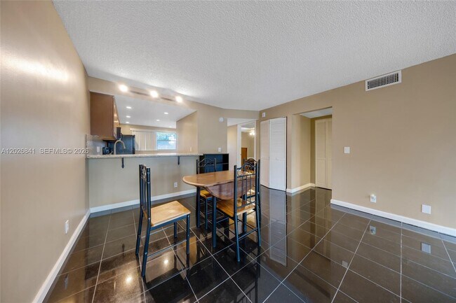 Foto del edificio - 6075 N Sabal Palm Blvd