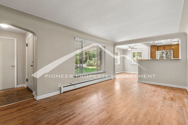 Foto del edificio - Charming Home with Washer/Dryer and Fenced...