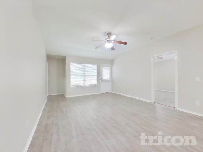 Building Photo - 110 N Golden Oak Dr