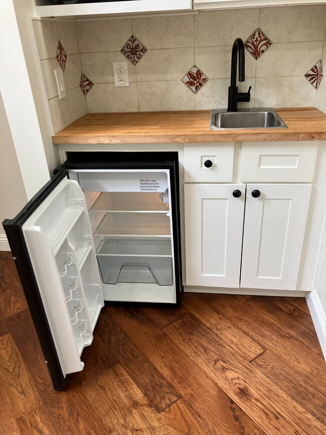 KICHENETTE LG REFRIGERATOR AND MICROWAVE - 651 Paseo Vista