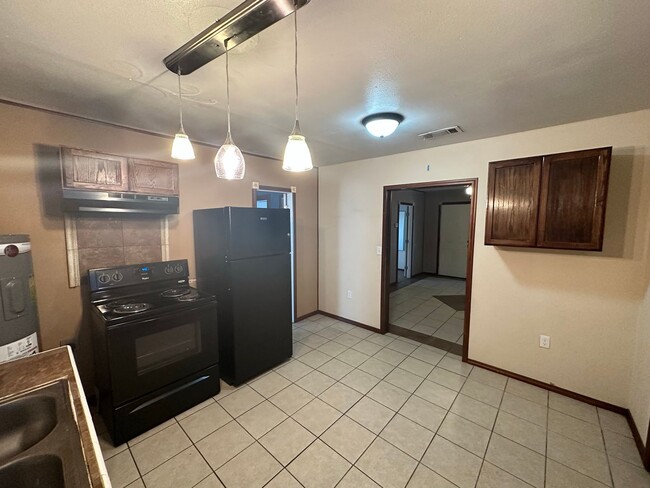Building Photo - 2 Bed 1 Bath Home