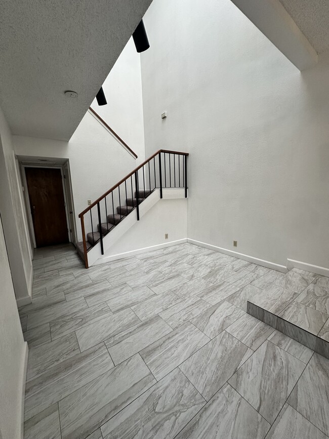 Dining area with high ceiling/skylights - 2890 Huntington Blvd