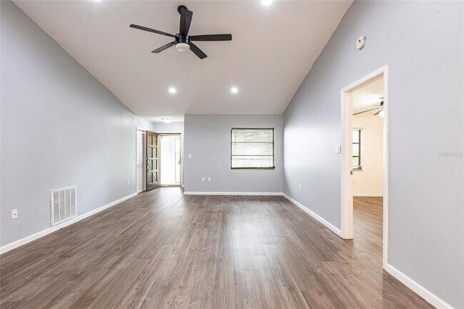 Foto del edificio - 5846 Deer Hollow Ln E