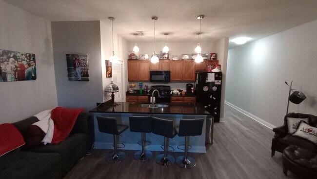 Foto del edificio - 2 bedroom 2 bath Condo on Campus