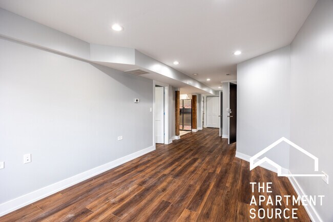 Foto del edificio - 3328 W Congress Pkwy