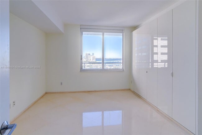 Foto del edificio - 325 S Biscayne Blvd