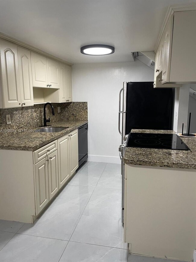 Building Photo - 1455 Holly Heights Dr