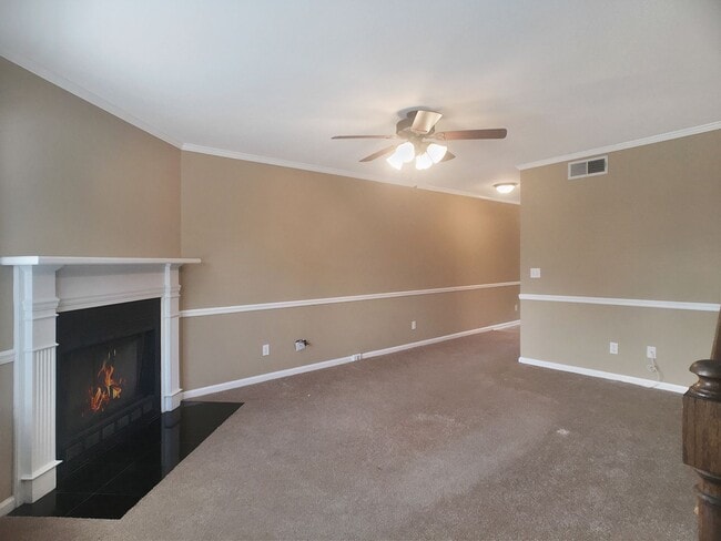 Building Photo - 1605 Hackberry Ln